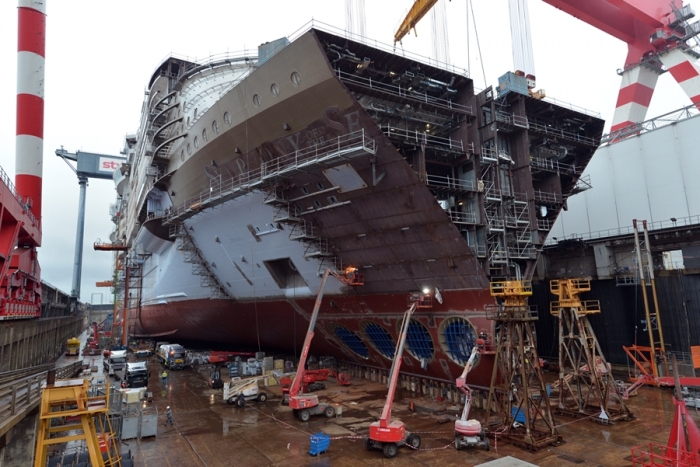 Großes Schiff im Bau auf einer Werft